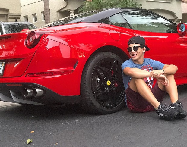 Thomaz com a Ferrari Califórnia (Foto: Reprodução/Instagram)