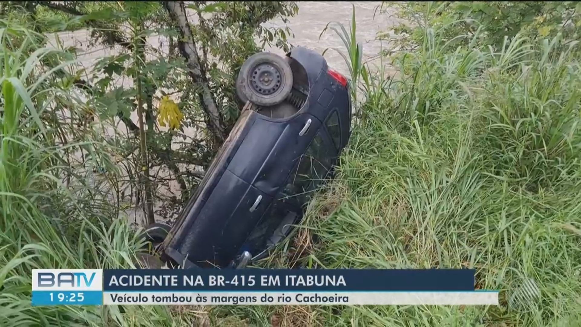 Acidentes são registrados em rodovia entre Ilhéus e Itabuna; em um dos casos carro caiu em ribanceira próximo a rio