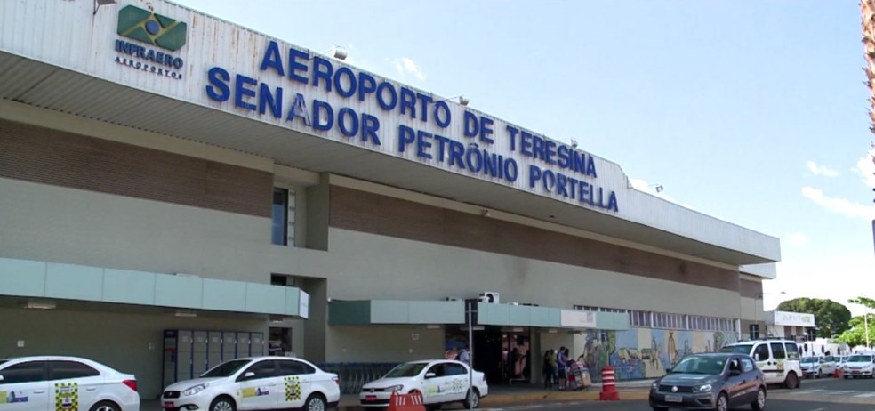 Pista do Aeroporto Petrônio Portella, na Zona Norte de Teresina, passa por manutenção — Foto: TV Clube