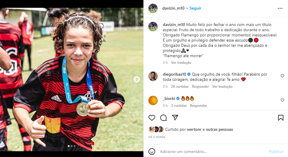 Davi, camisa 10 do sub-11 do Flamengo, exibe a medalha do título metropolitano — Foto: Reprodução