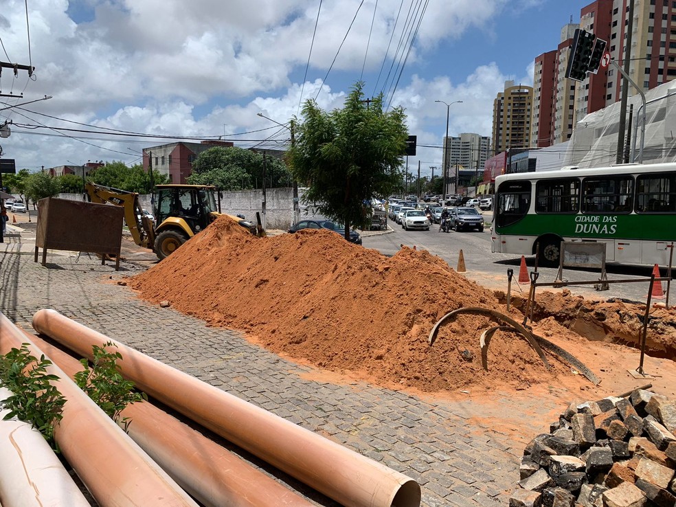 Obra na esquina da Avenida Abel Cabral com a Avenida Ayrton Senna, na Grande Natal. — Foto: Gustavo Brendo/Inter TV Cabugi