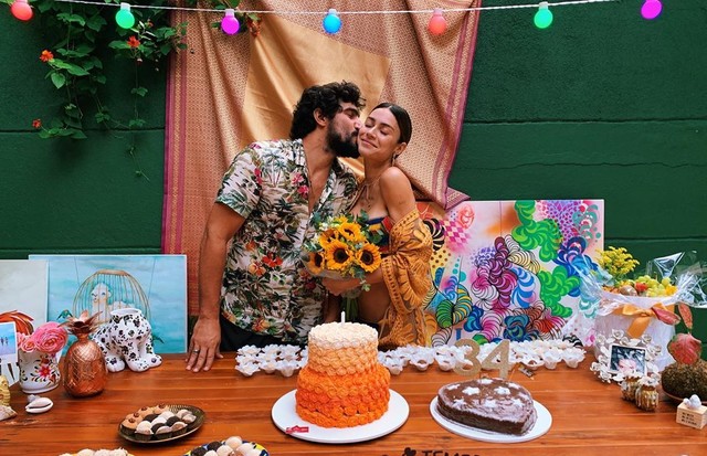 Thaila Ayala ganha e devora quarto bolo de aniversário. Veja os outros três (Foto: Reprodução/Instagram)