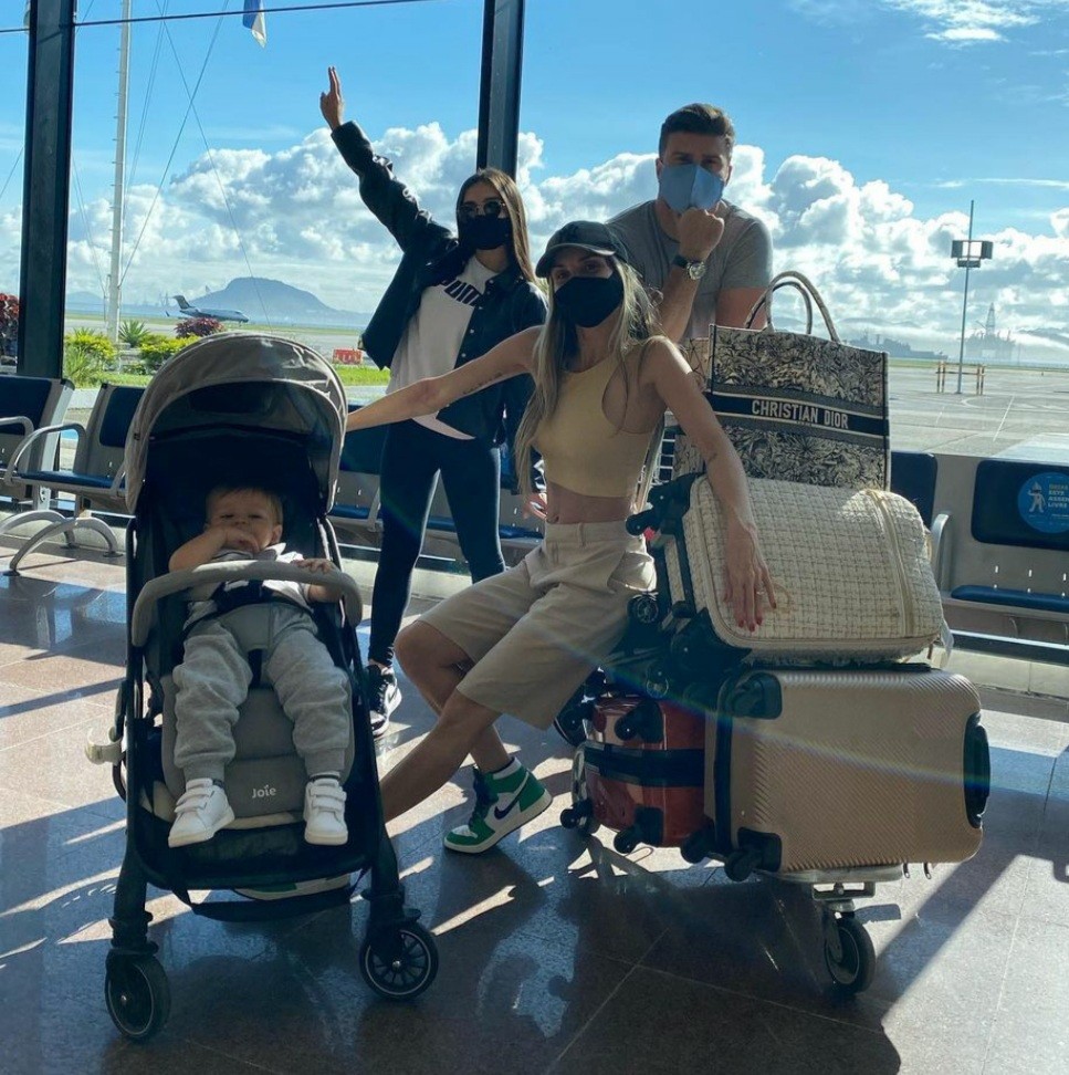 Flávia Viana com Marcelo Zangrandi e os filhos  (Foto: Reprodução / Instagram )