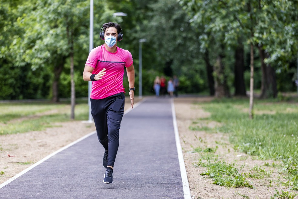 Máscaras oferecem proteção durante o exercício físico, mas é preciso trocá-las sempre que ficarem úmidas e manter distanciamento das pessoas — Foto: Istock Getty Images