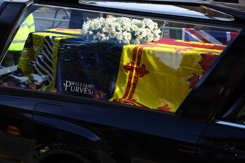 O carro funerário carregando o caixão da rainha Elizabeth II passa pela vila de Ballater, perto de Balmoral, na Escócia. — Foto: REUTERS/Kai Pfaffenbach