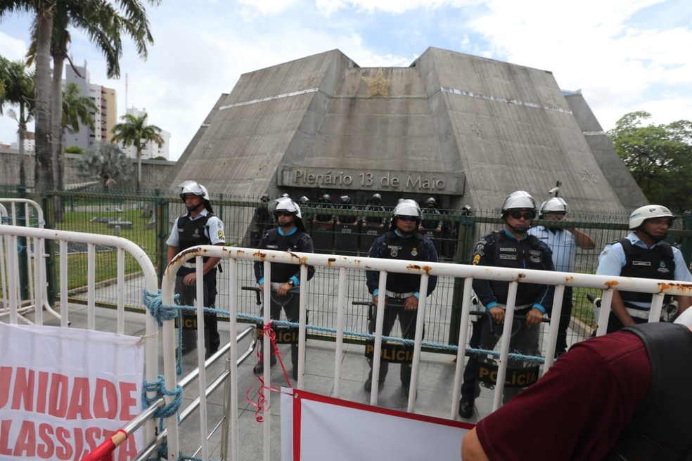 Policiais militares reforçaram a segurança na frente da Assembleia durante o protesto. — Foto: SVM