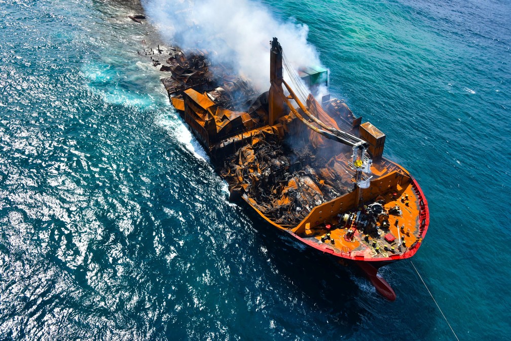Fumaça sobe do navio MV X-Press Pearl enquanto é rebocado e afunda na costa do Sri Lanka em 2 de junho de 2021 — Foto: Força Aérea do Sri Lanka via Reuters