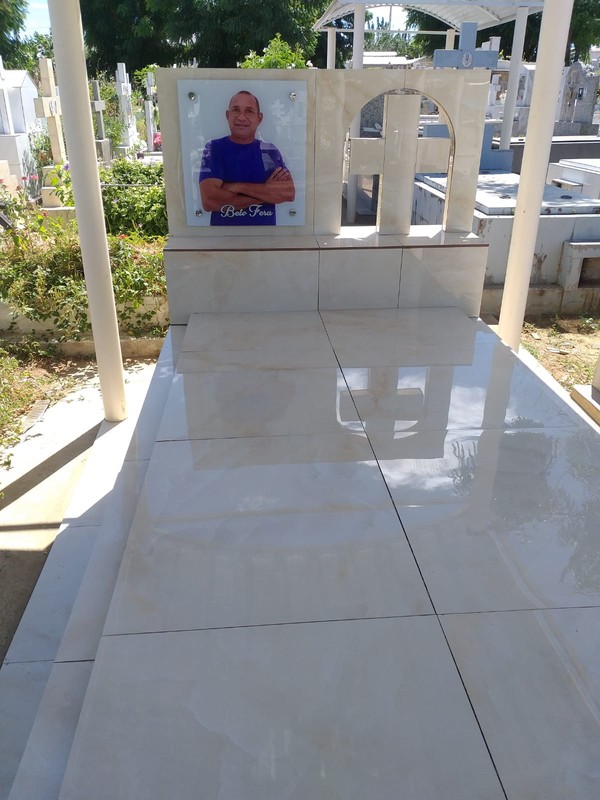 Túmulo construído por Beto Fera já conta com a foto dele, o que confunde muitas pessoas em Caicó, no RN — Foto: Cedida