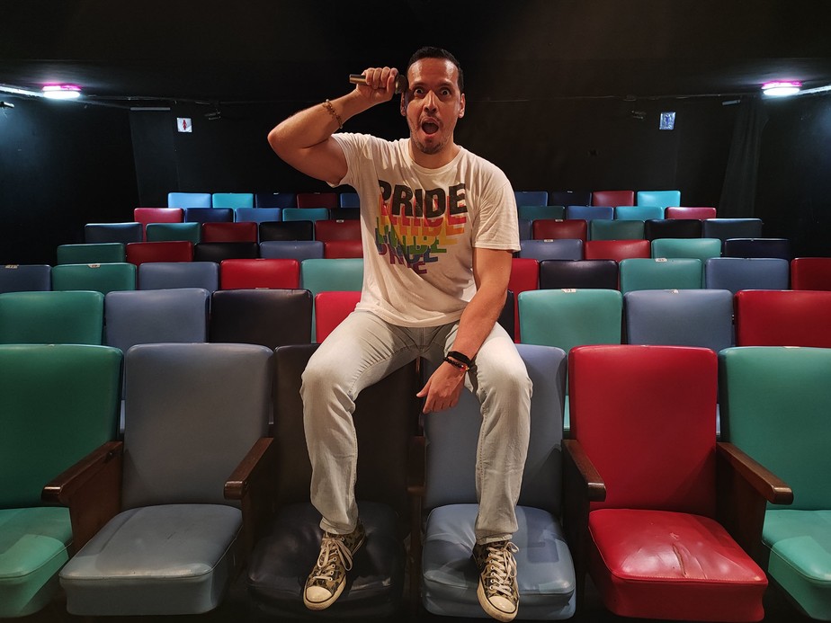 Gay, solteiro, quase 40 anos. Vinícius Arêas apresenta stand-up narrando suas aventuras no Cine Joia