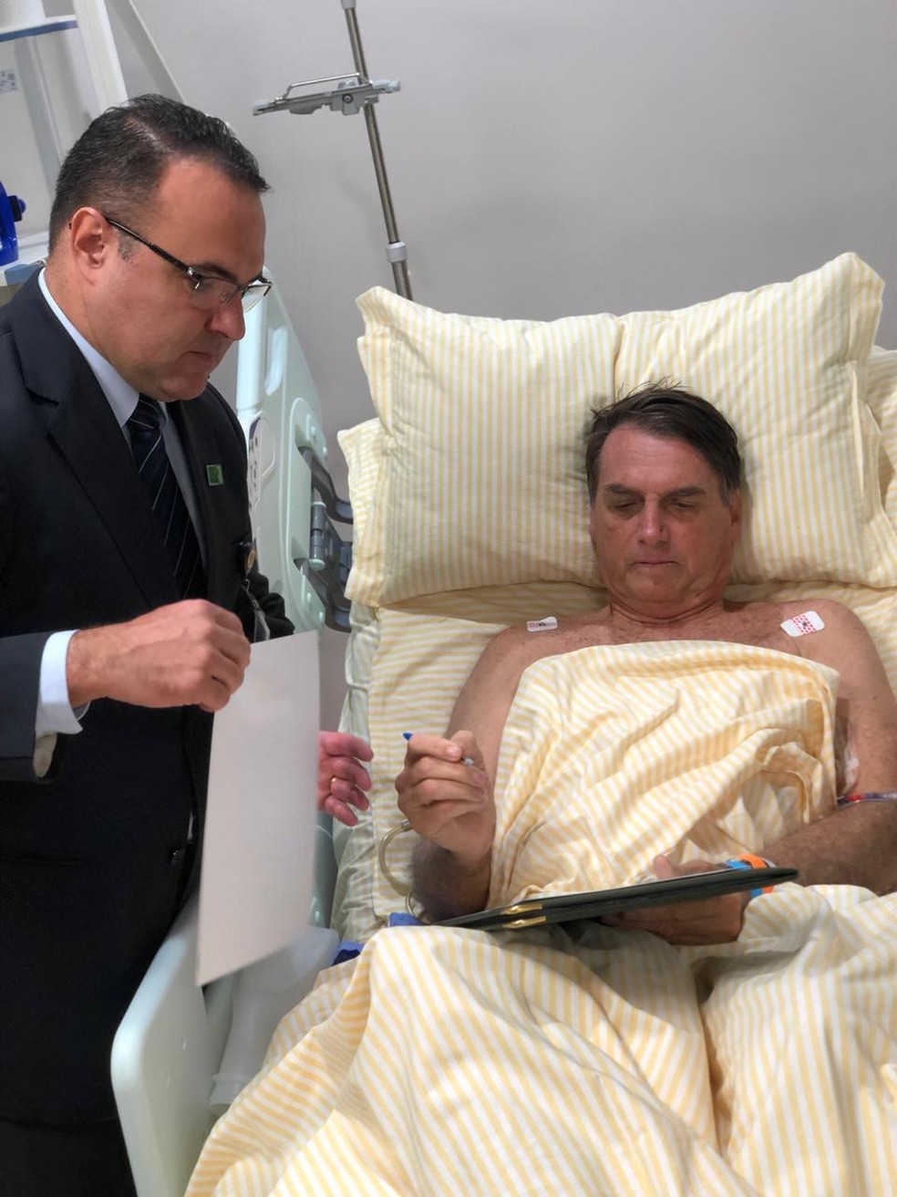 Primeira foto de Bolsonaro divulgada após cirurgia mostra presidente despachando no hospital  — Foto: Presidência da República 