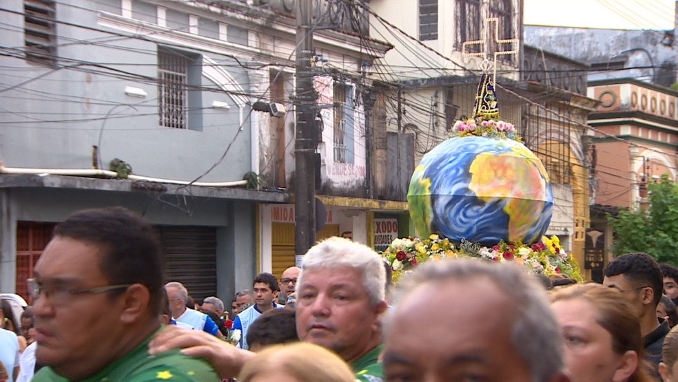 Imagem de Nossa Senhora Aparecida foi seguida pelos fiéis durante a procissão. — Foto: Alexandro Pereira/Rede Amazônica