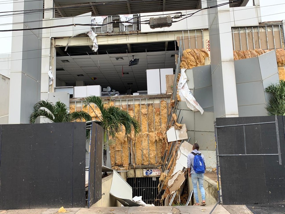 Fachada da Caixa em Bairro Novo despencou durante a madrugada de ventania em Olinda, nesta quinta-feira (20) — Foto: Mhatteus Sampaio/TV Globo