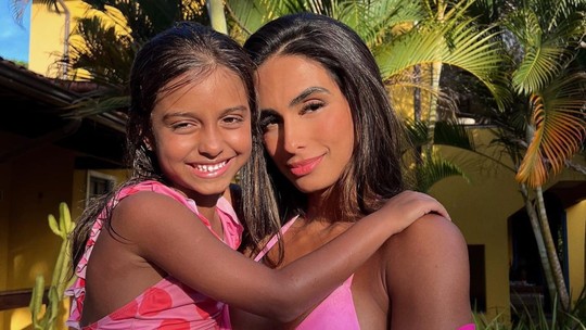 Carol Ramiro abre álbum de viagem a Búzios com a filha, Malena