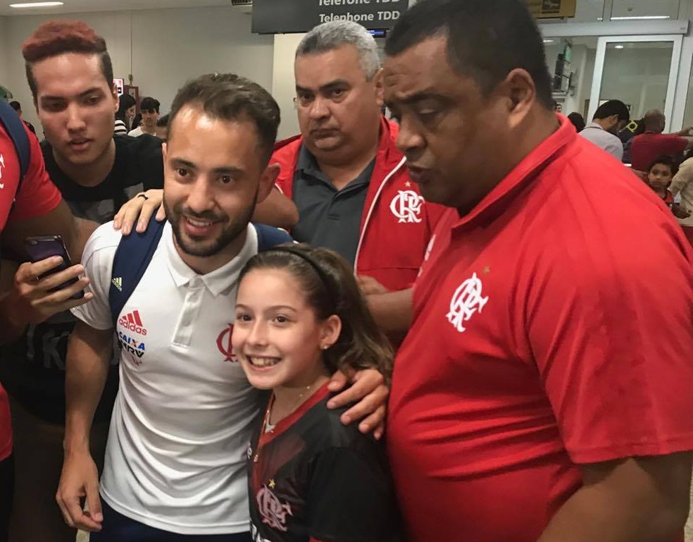 Chegada do Flamengo no Espírito Santo Everton Ribeiro (Foto: José Renato Campos/GloboEsporte.com)