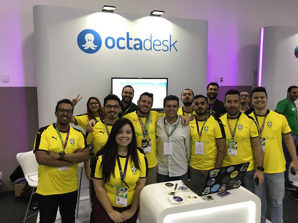 Rodrigo Ricco, CEO da Octadesk, com os funcionários já vestidos com a camiseta da seleção que a empresa confeccionou especialmente para a Copa (Foto: Divulgação)