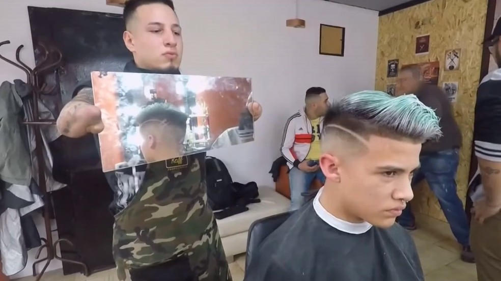 Argentino Gabriel Heredia trabalha como cabeleireiro em Buenos Aires (Foto: BBC)