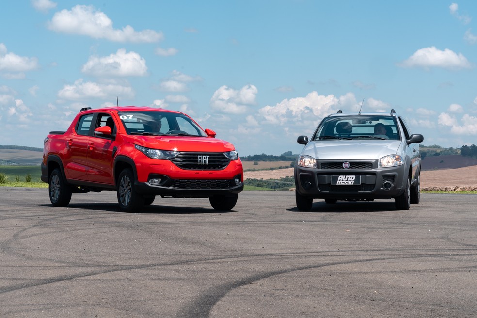 Nova geração da Fiat Strada ao lado da primeira geração; picapes vão conviver por um tempo — Foto: Marcelo Brandt/G1
