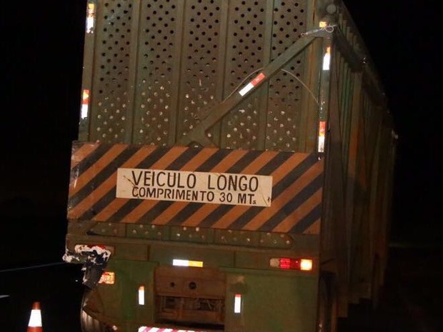 Veículo bateu na traseira de uma carreta de cana de açúcar (Foto: J. Serafim Show / Divulgação)