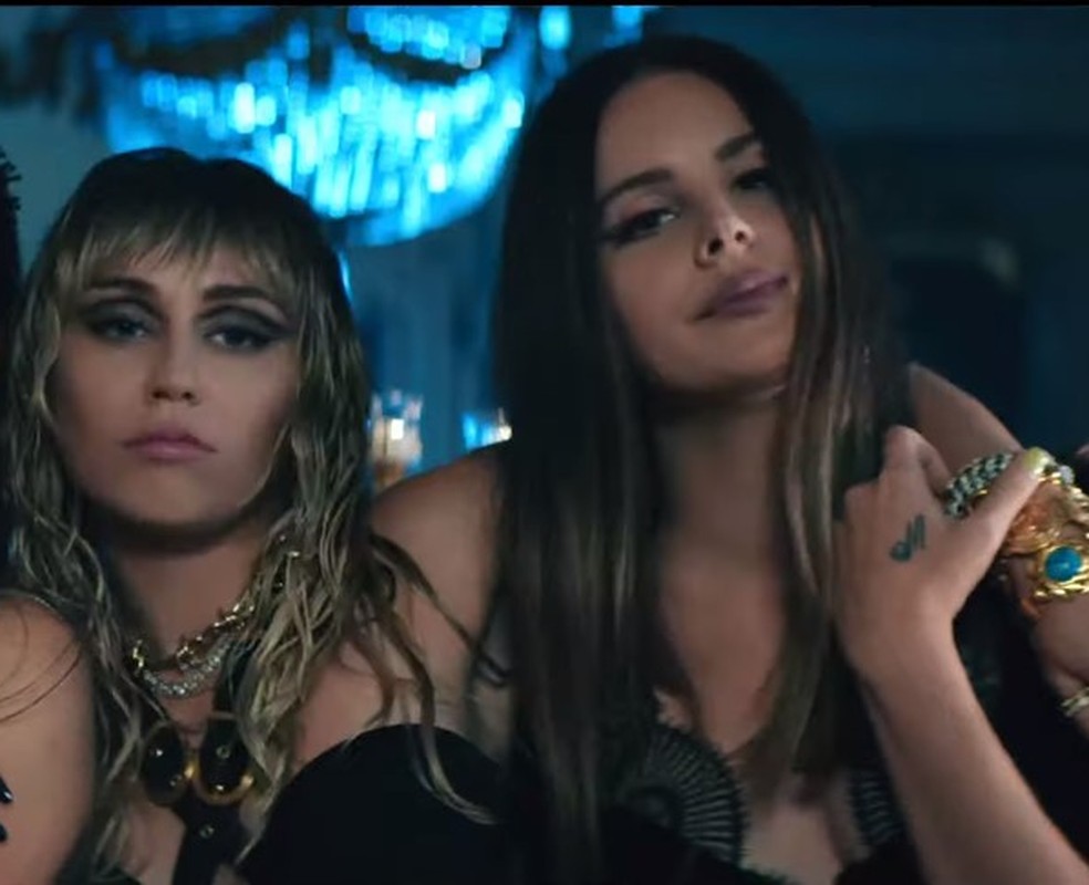 Miley Cyrus e Lana Del Rey no clipe de 'Don't Call Me Angel', música tema do filme 'As Panteras' — Foto: Reprodução/Youtube/ArianaGrande