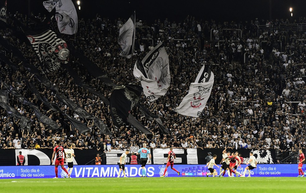 Bandeiras da torcida do Corinthians contra o Athletico — Foto: Marcos Ribolli