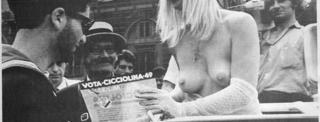 Cicciolina durante campanha eleitoral, em 1987  — Foto: AFP