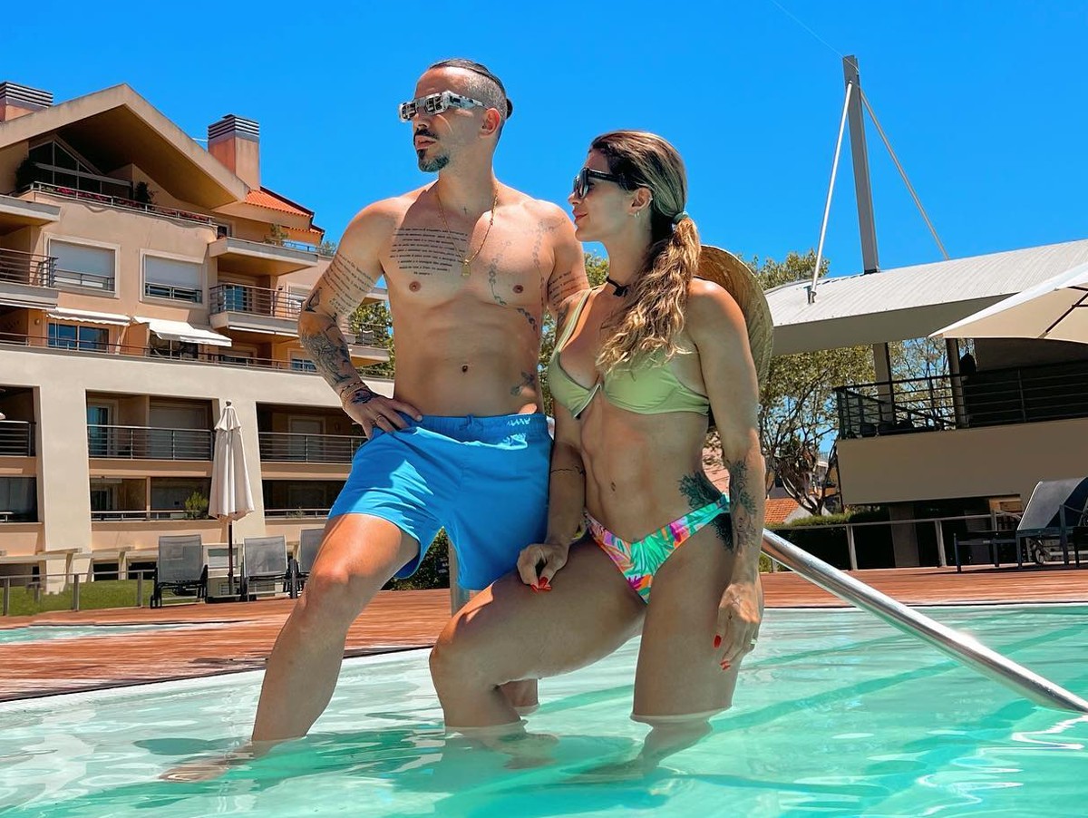 De biquíni, Kelly Key curte piscina com o marido, Mico Freitas (Foto: Reprodução/Instagram)