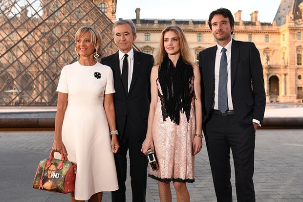 Natalia Vodianova (2nd right) with her husband Antoine Arnault (right), CEO of Berluti, and his parents, French pianist Hélène Mercier-Arnault (left) and Bernard Arnault (2nd left), CEO of LVMH, in front of the Louvre before a diner for the launch of a Louis Vuitton collection in collaboration with US artist Jeff Koons in April 2017 (Foto: Getty Images)
