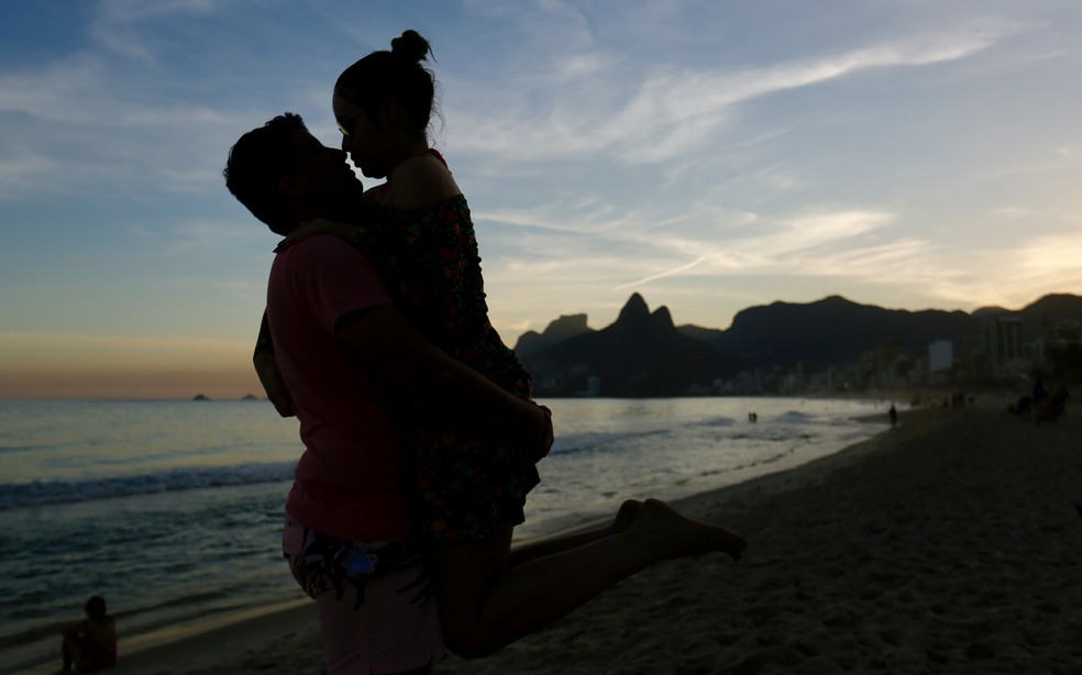 Isadora e Gabriel aproveitaram o pôr do sol para a foto clássica na praia   — Foto: Marcos Serra Lima/ G1 Rio