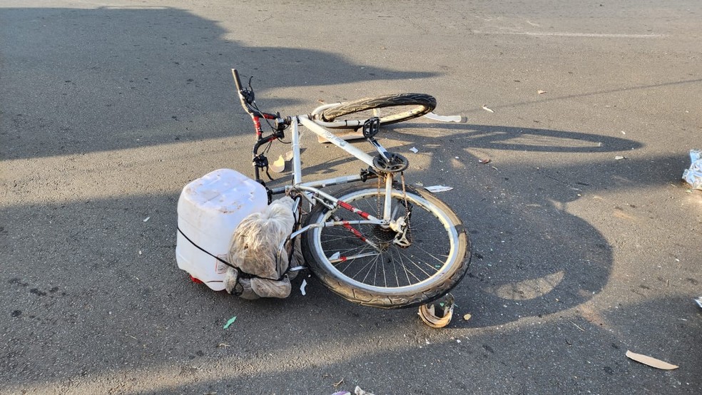 Bicicleta caída no local do acidente, em Limeira — Foto: Wagner Morente