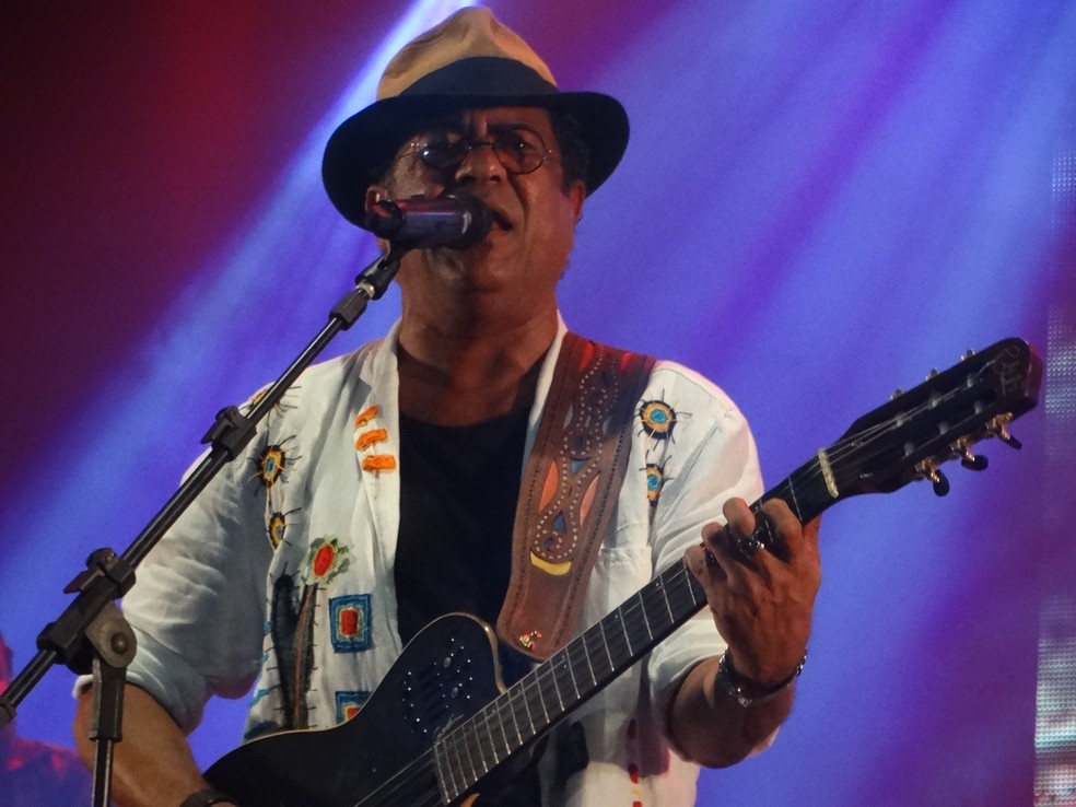 Maciel Melo sob ao palco no palo Vila da Fábrica (Foto: Lafaete Vaz/G1)