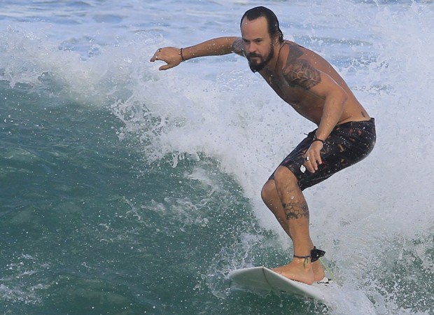 Paulo Vilhena Surfa Em Praia Carioca Quem Quem News