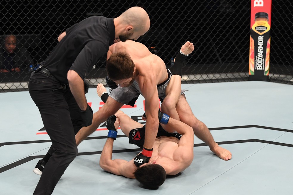 Said Nurmagomedov nocauteou Mark Striegl rapidamente no UFC Ortega x Zumbi Coreano — Foto: Getty Images