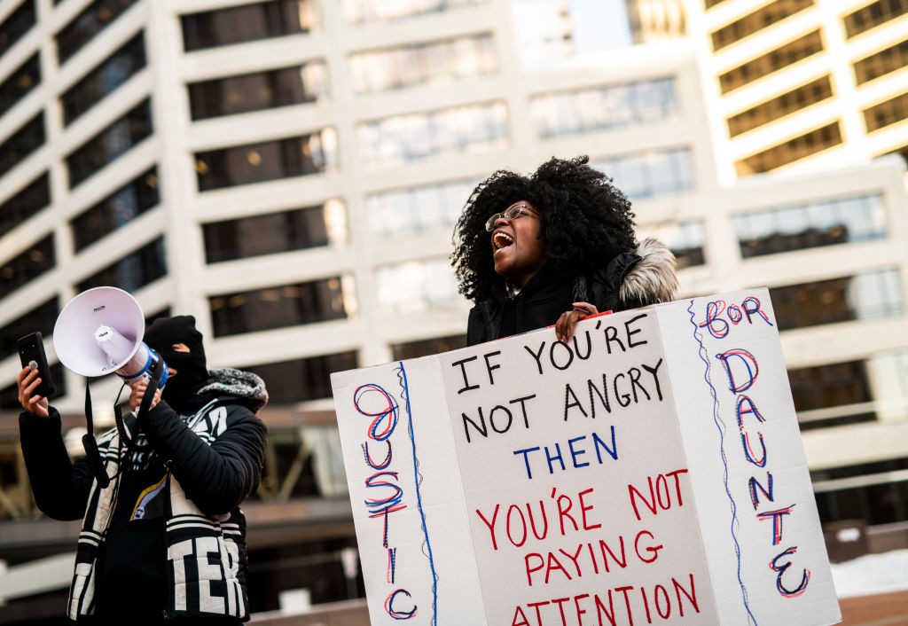 Pessoas protestam em apoio à família de Daunte Wright em Minneapolis (Foto: Getty Images)
