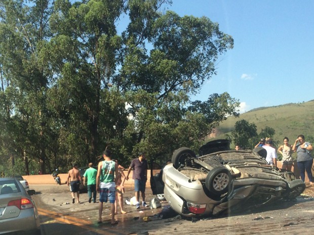 Segundo a PRF, 3 carros e um caminhão de melância se envolveram no acidente, na BR-040 (Foto: João Paulo Moraes/TV Globo)