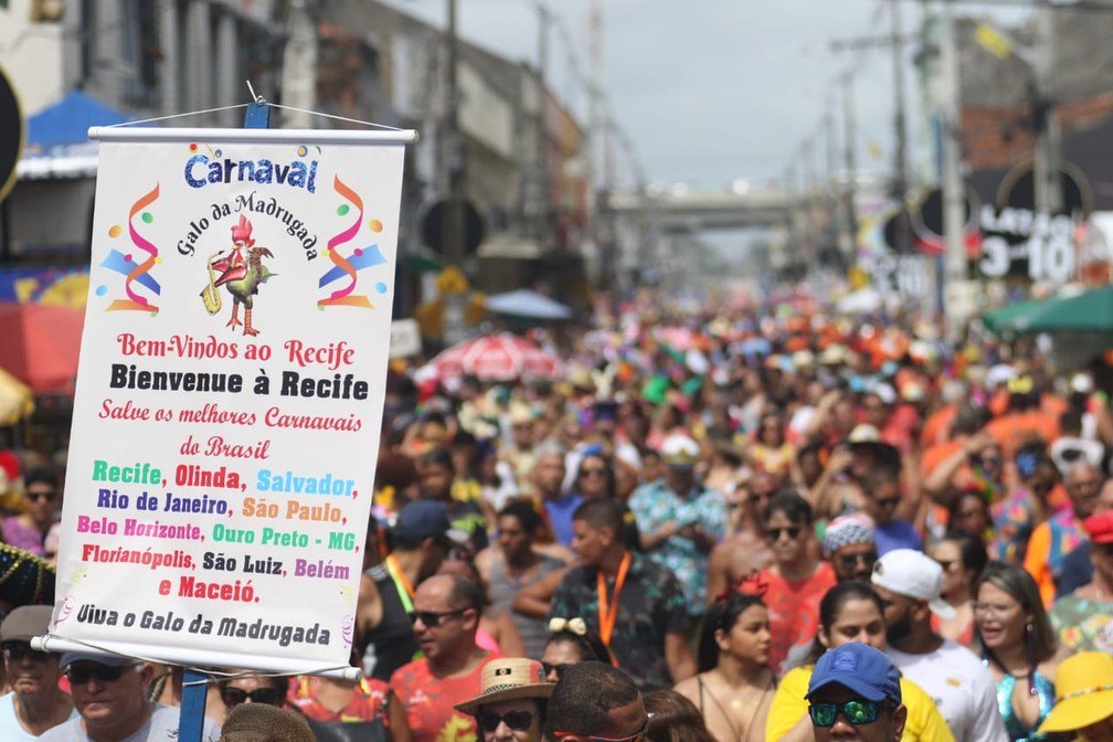 Cartaz no Galo da Madrugada, no Recife, dá as boas vindas a foliões de outras cidades  — Foto: Marlon Costa/Pernambuco Press