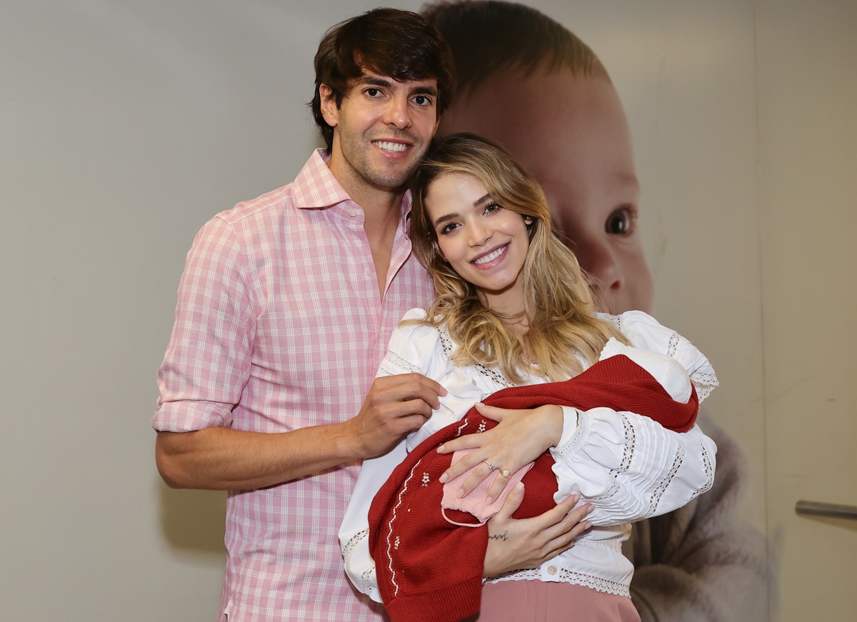 Kaká e Carol Dias deixam a maternidade com Esther (Foto: Manuela Scarpa / Brazil News)
