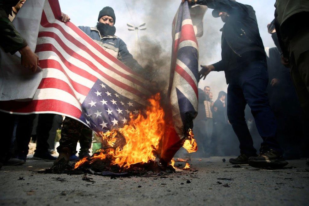 Manifestantes protestam em Teerã, no Irã, contra a morte do general Qassem Soleimani em um ataque americano em Bagdá, no Iraque  — Foto: West Asia News Agency/Nazanin Tabatabaee via Reuters 
