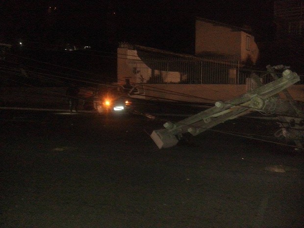 Motorista atingiu e derrubou três postes em Cabo Frio (Foto: Gustavo Garcia / G1)