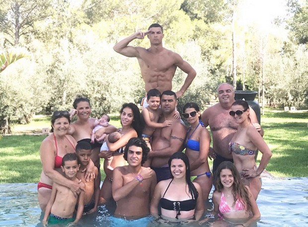 Cristiano Ronaldo e família (Foto: Reprodução / Instagram)