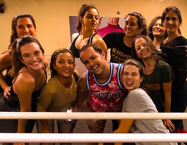 Justin Neto com Fátima Bernardes, Juliana Paiva e Camila Queiroz, entre outras, (Foto: Reprodução Instagram)