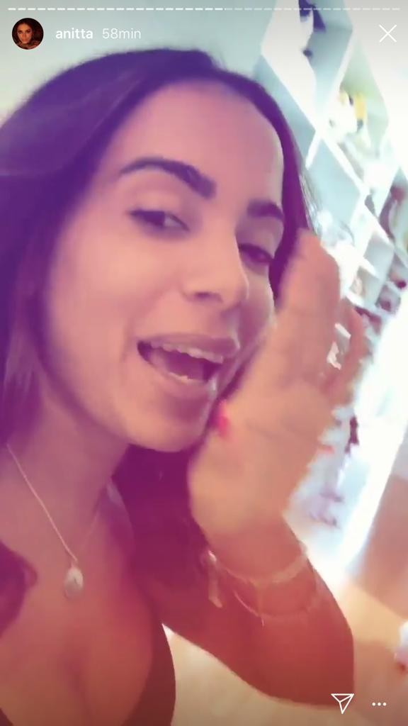 Anitta relembra tutorial de beijo de revista popular (Foto: Reprodução/Instagram)