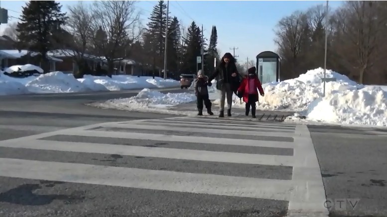 Criança teria sido deixada do lado de fora da escola, no frio, no Canadá (Foto: Reprodução/CTV News Toronto)