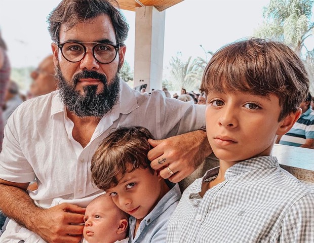 Julianao Cazarré e os filhos Gaspar, Inácio e Vicente (Foto: Reprodução/Instagram)