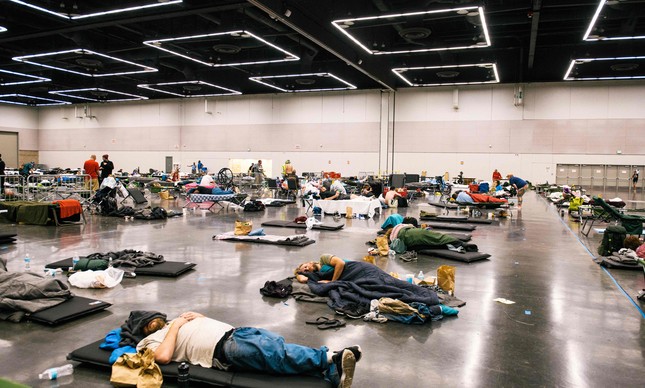 As ondas de calor no Hemisfério Norte e como alguém morre por causa disso Centro de resfriamento, com ar condicionado, em Oregon, nos EUA