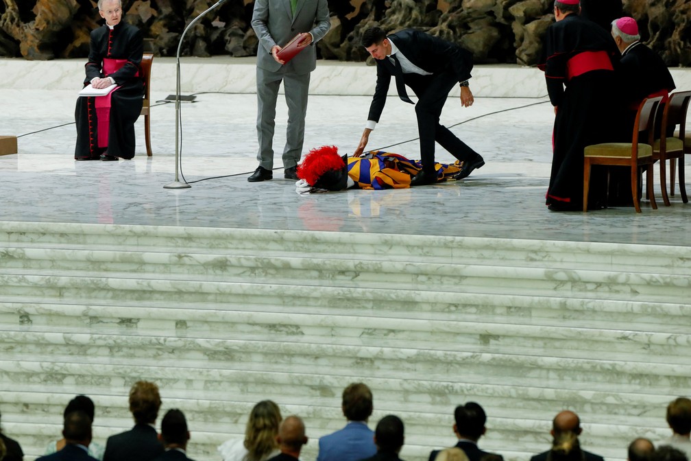 Um guarda suíço desmaia durante audiência do Papa Francisco no Vaticano — Foto: REUTERS/Remo Casilli