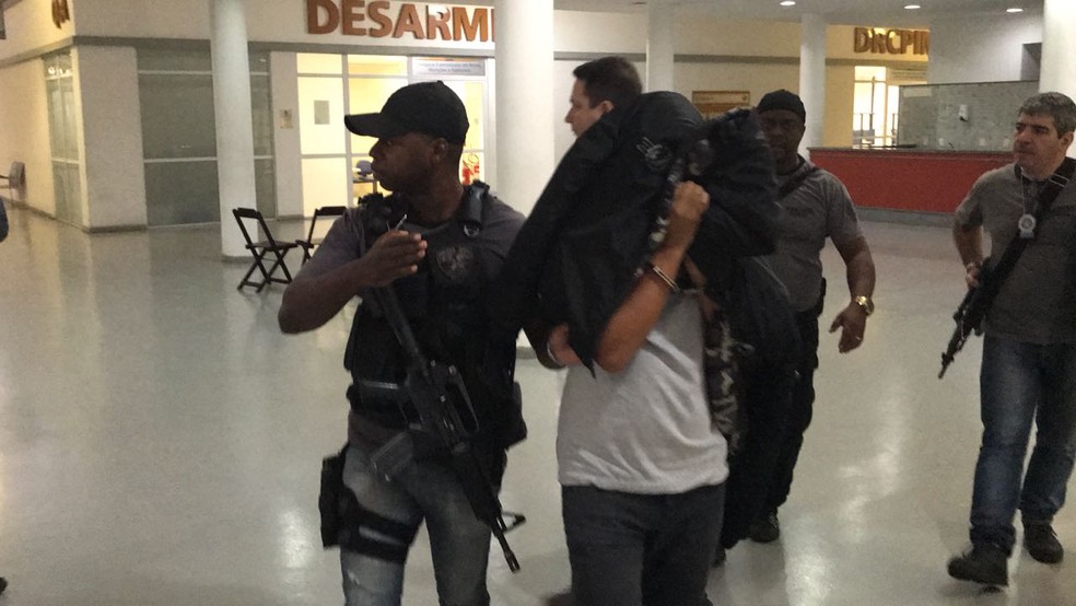 Preso em operação contra milícia chega à Cidade da Polícia, no Rio (Foto: Henrique Coelho/ G1)