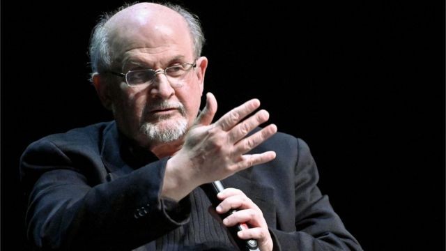 Rushdie mostra primeiros sinais de recuperação e já fala 'algumas palavras', diz filho do escritor