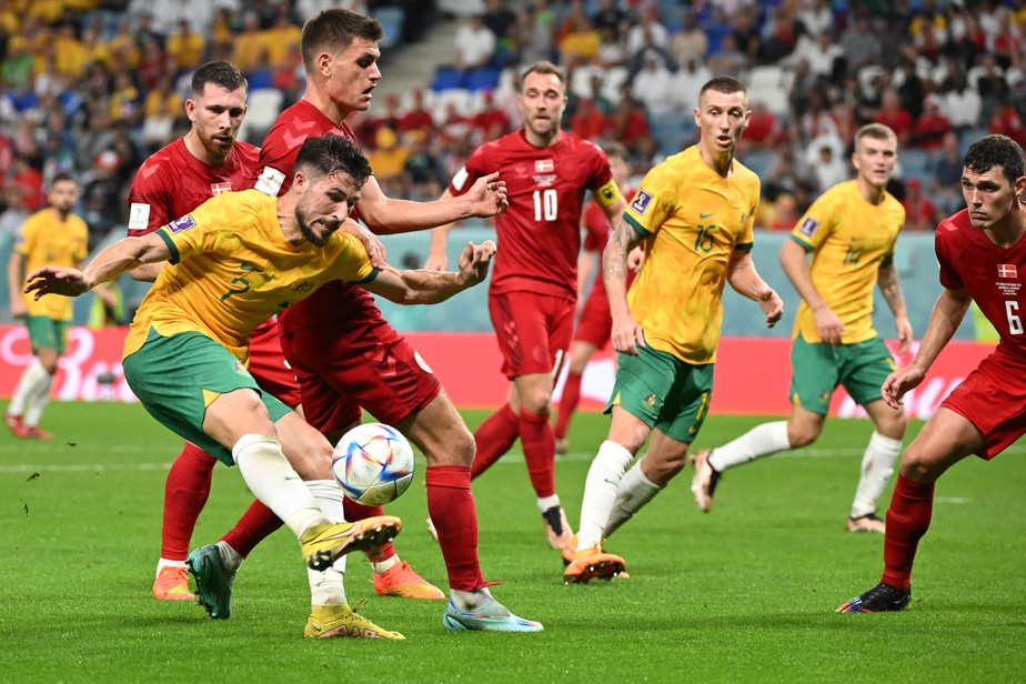 Atacante australiano Mathew Leckie tenta chute a gol