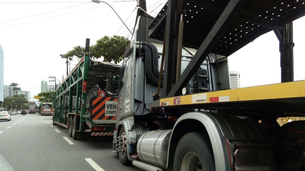 Carretas foram estacionadas em vias na área central do Recife (Foto: Marina Meireles/G1)