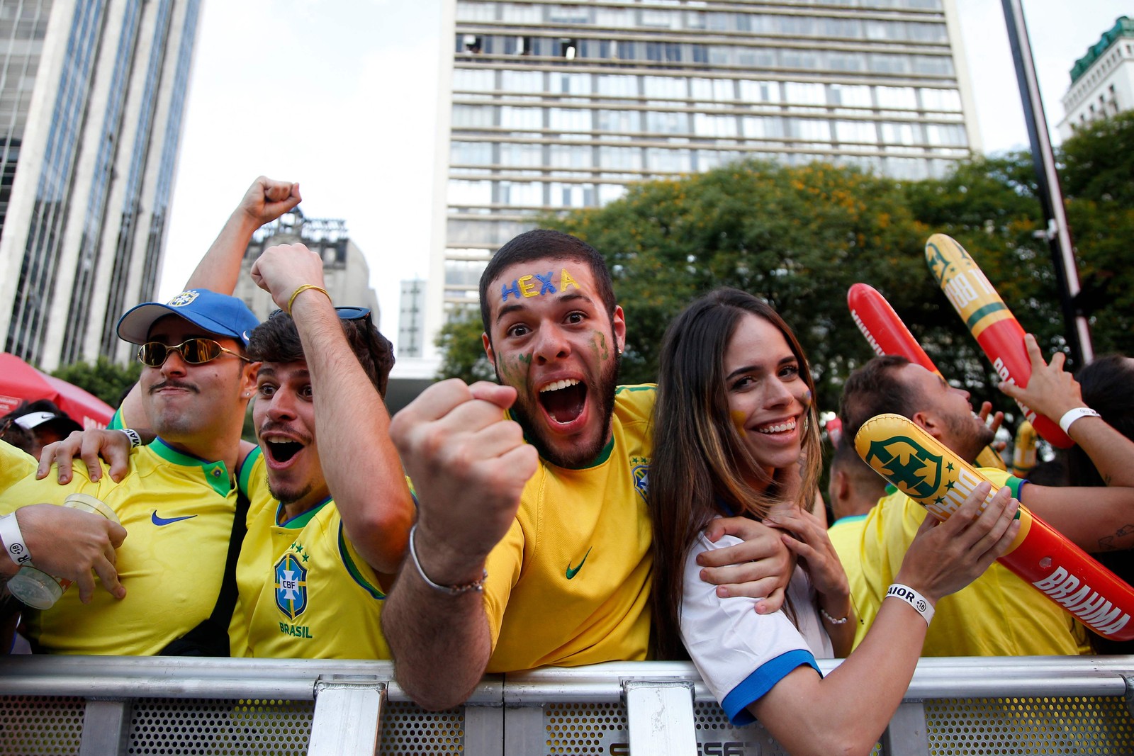 FIFA Fan Festival no Vale do Anhangabau, São Paulo, durante o jogo Brasil x Sérvia — Foto: Miguel Schincariol / AFP